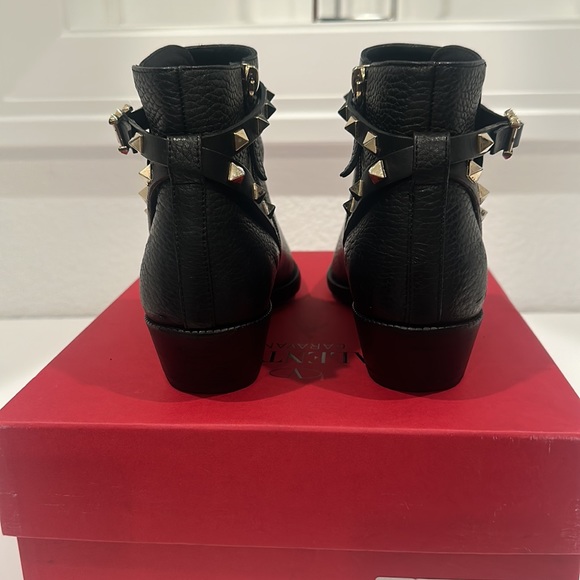 Authentic VALENTINO GARAVANI
Rockstud Leather Ankle Boots - Picture 7 of 15